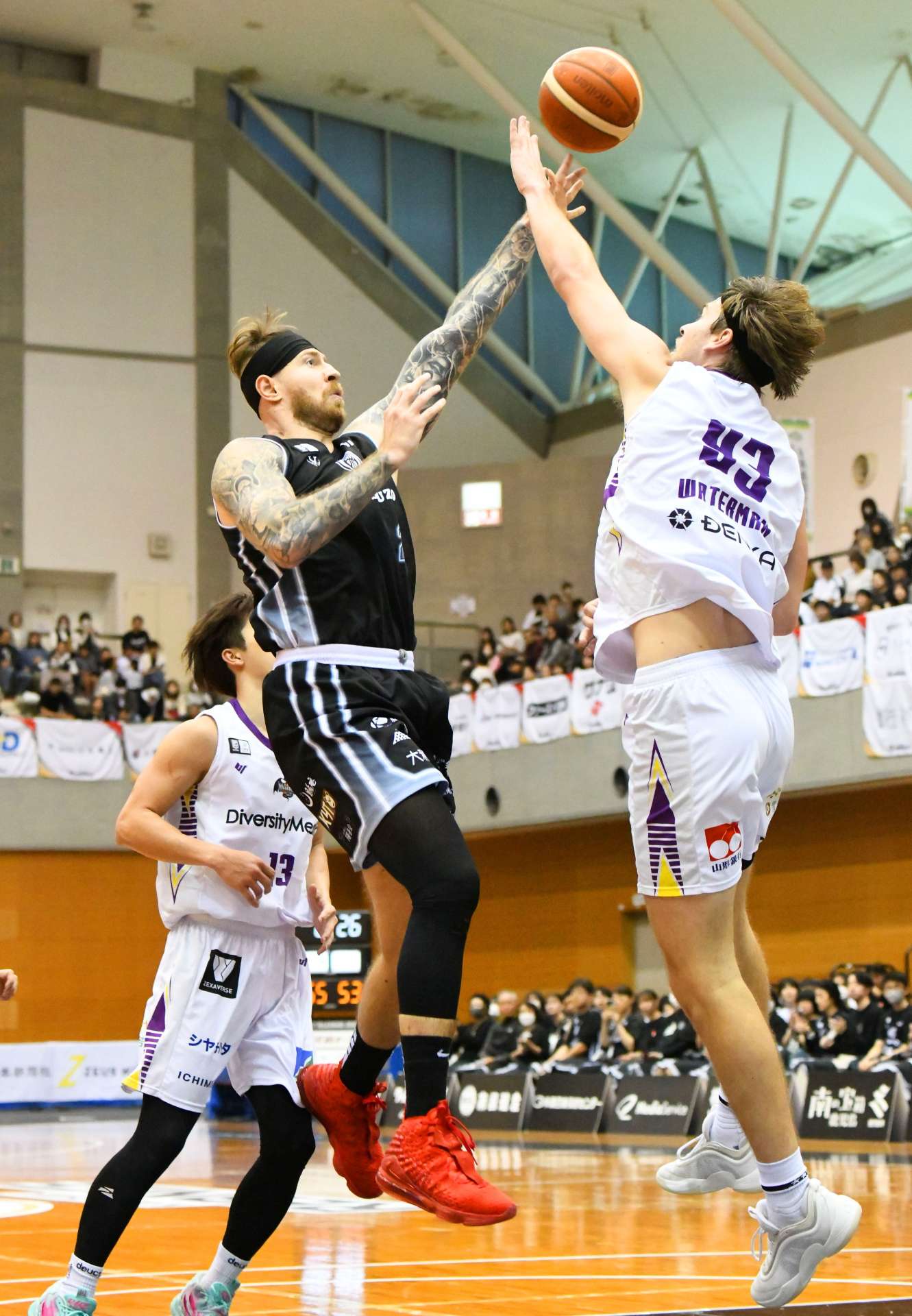 第３クオーター、シュートを放つレブナイズのアウダ＝サンアリーナせんだい