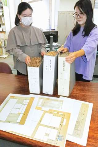 〈別カット〉鹿児島県が保管する旧陸軍の軍歴資料＝６日、県庁