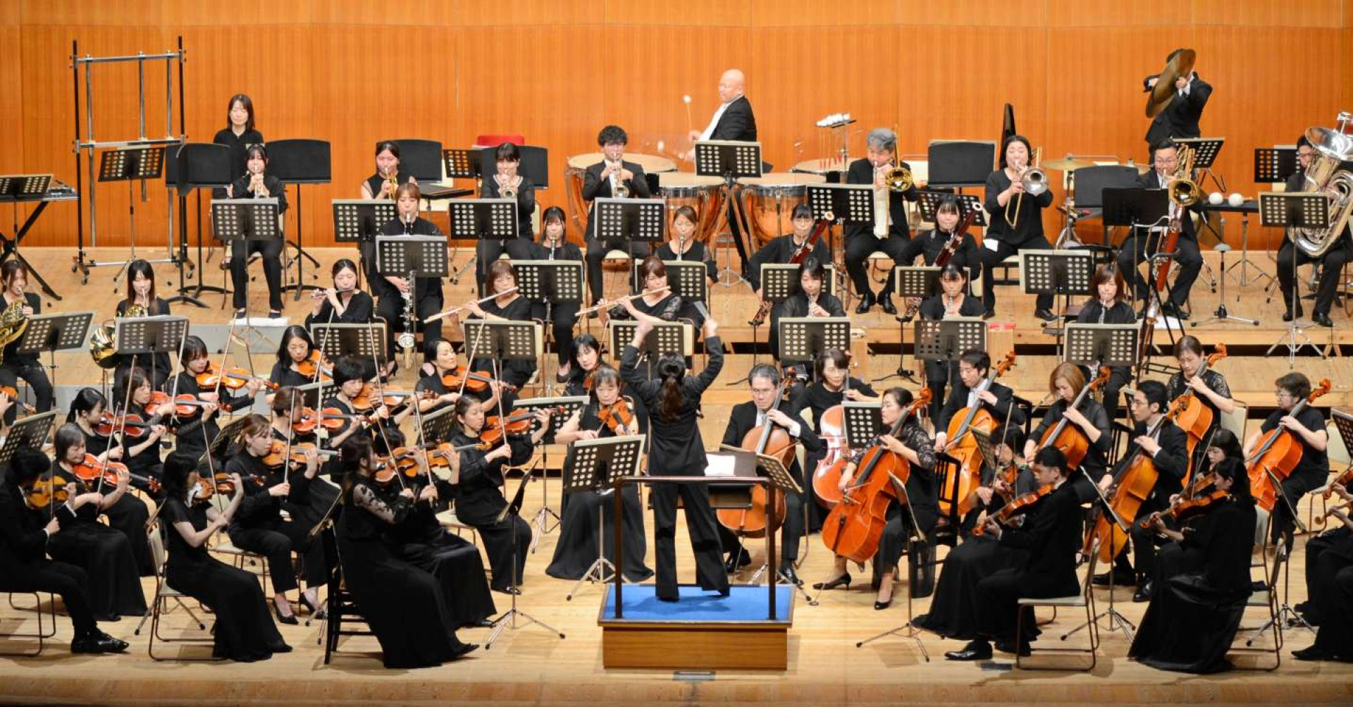 ダイナミックな演奏を披露する鹿児島交響楽団＝９日、鹿児島市の宝山ホール