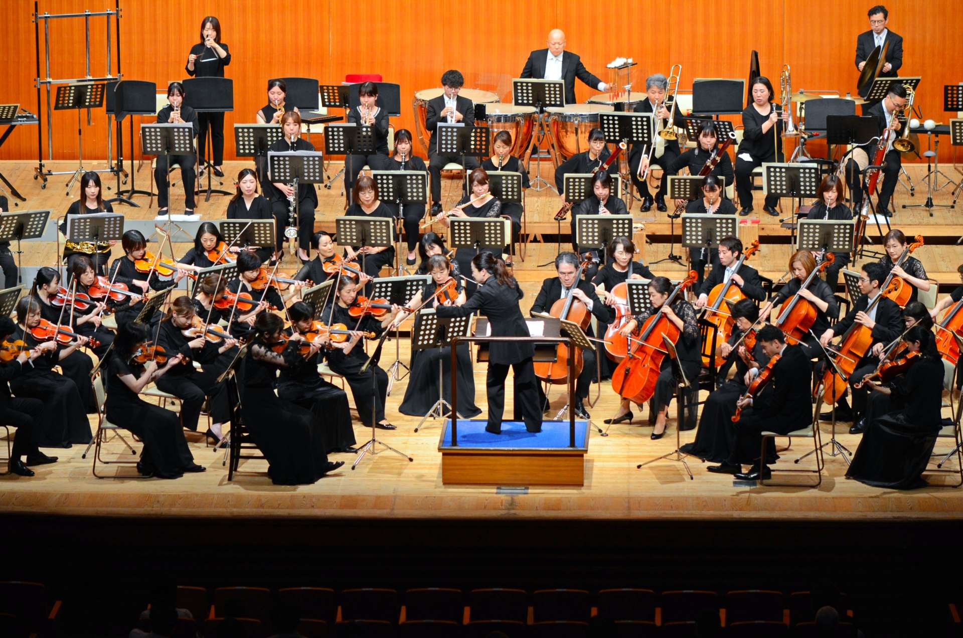 ダイナミックな演奏を披露する鹿児島交響楽団＝９日、鹿児島市の宝山ホール