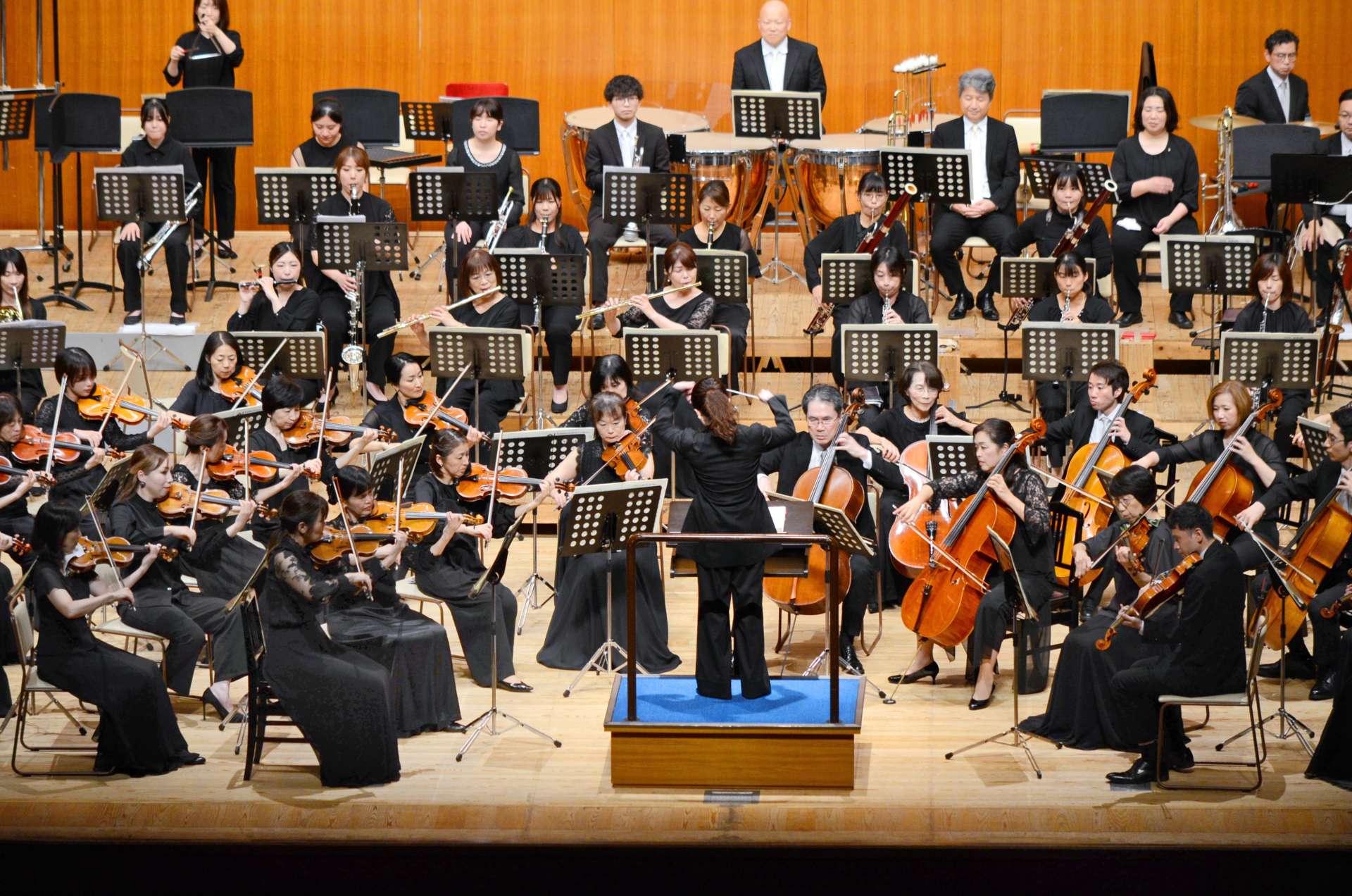 ダイナミックな演奏を披露する鹿児島交響楽団＝９日、鹿児島市の宝山ホール