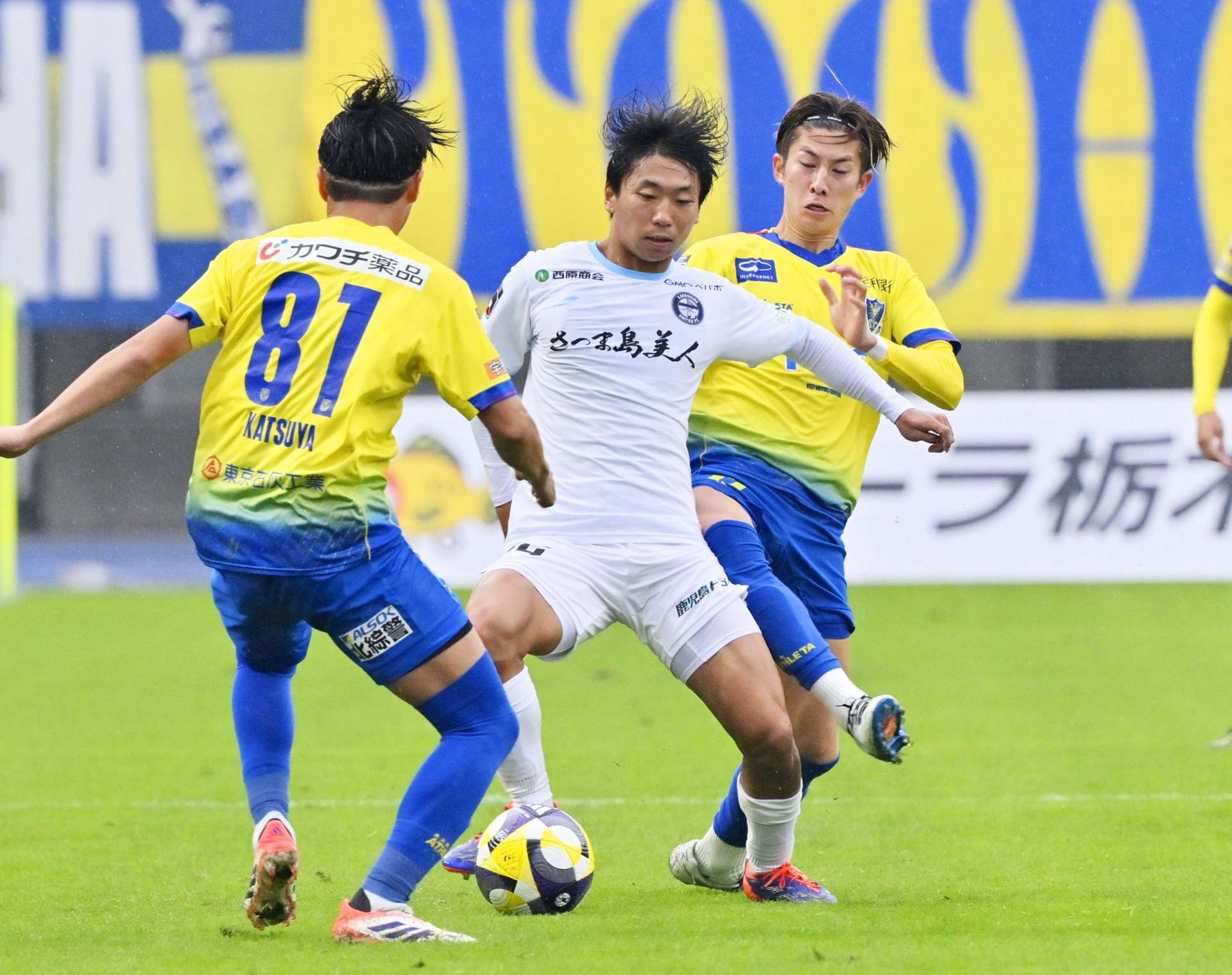 前半、相手と競り合う鹿児島ＵのＭＦ吉尾＝カンセキスタジアムとちぎ