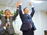 再選が決まり、万歳する中屋謙治さん（右）＝９日、いちき串木野市曙町