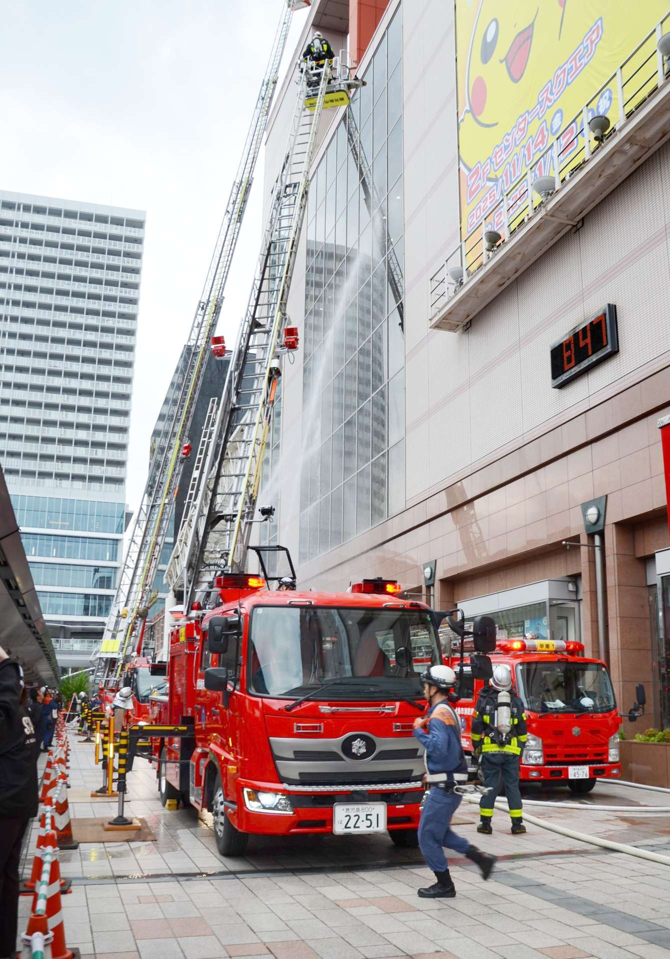 市消防局による放水訓練などがあった防災訓練＝鹿児島市中央町のアミュプラザ鹿児島