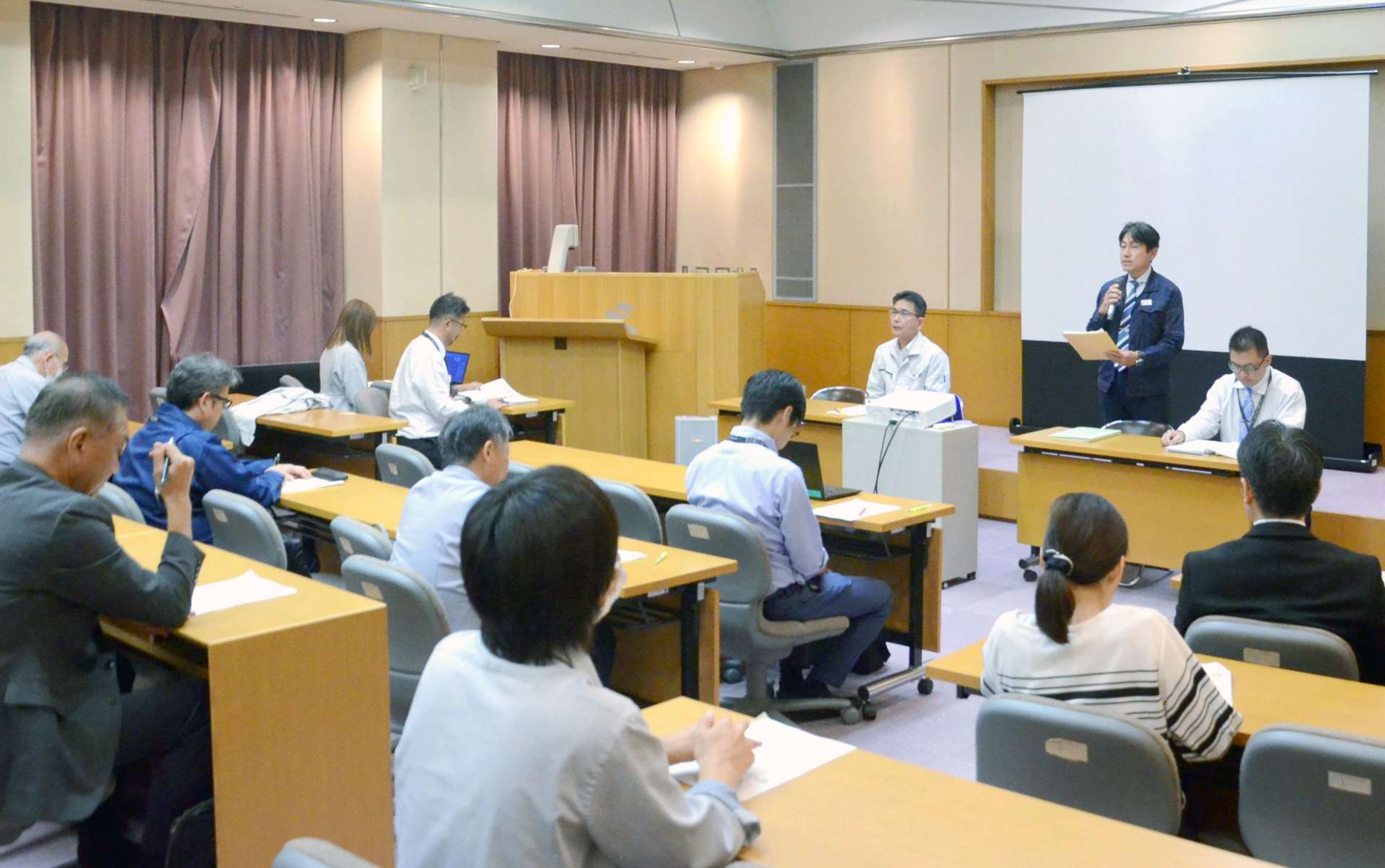 高病原性鳥インフルエンザの飼養衛生管理基準新制度などについて説明があった防疫対策会議＝鹿児島県庁