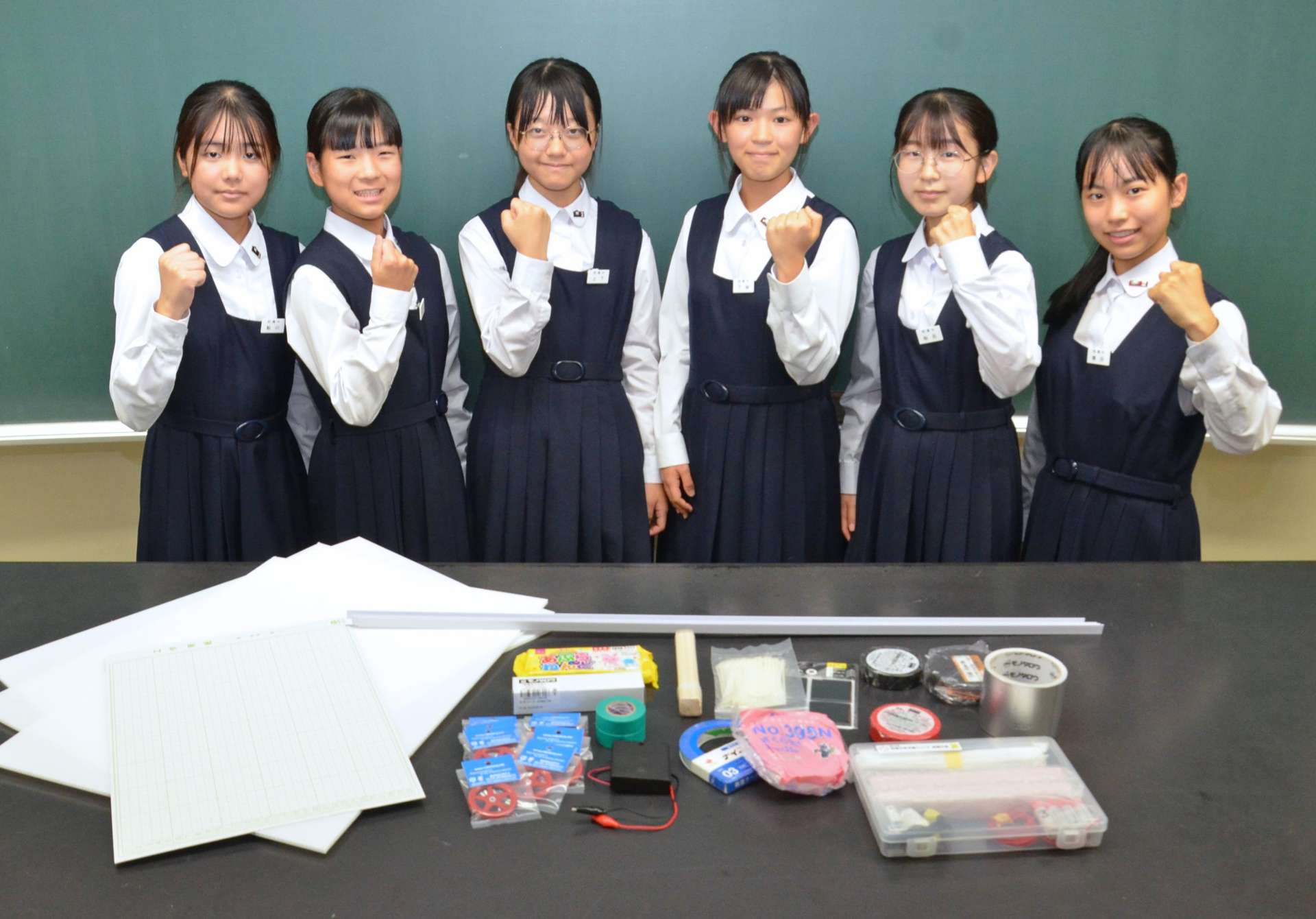 科学の甲子園ジュニア全国大会に出場を決めた（左から）鮎川愛さん、内村凜さん、上下悠花さん、下桐優育さん、帖佐実怜さん、徳田妃さん。手前はリニア模型試作用のキット＝鹿児島市の鹿児島大学付属中学校