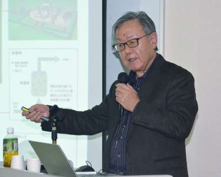 次世代型原発について解説する後藤政志氏＝８日、鹿児島市の生協会館