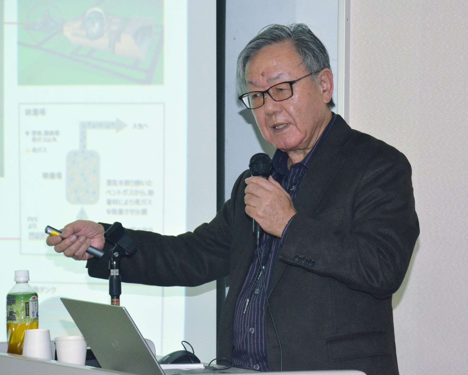 次世代型原発について解説する後藤政志氏＝８日、鹿児島市の生協会館