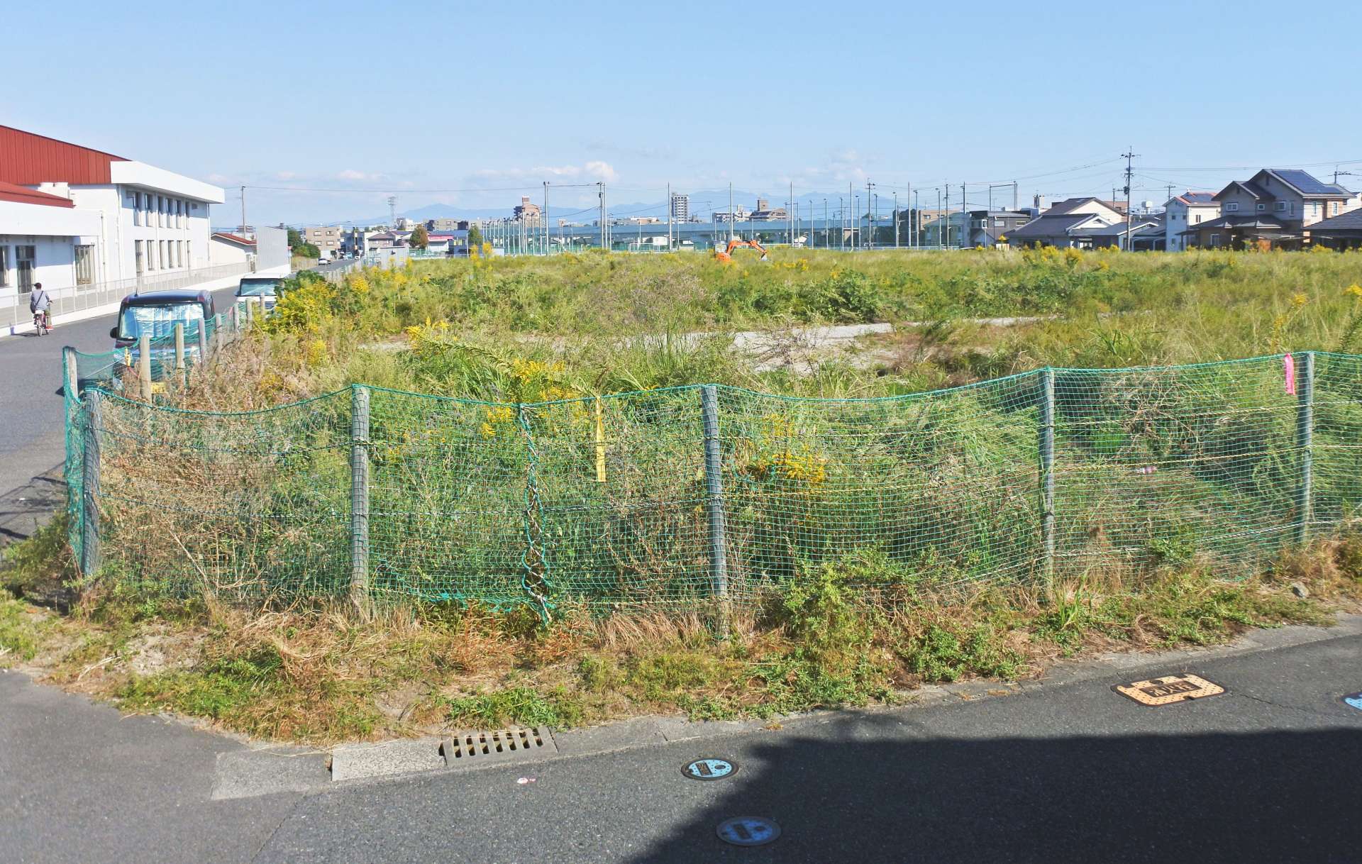 鹿児島市の児童相談所の整備予定地。写真左の建物は鹿児島南特別支援学校＝同市西谷山２丁目