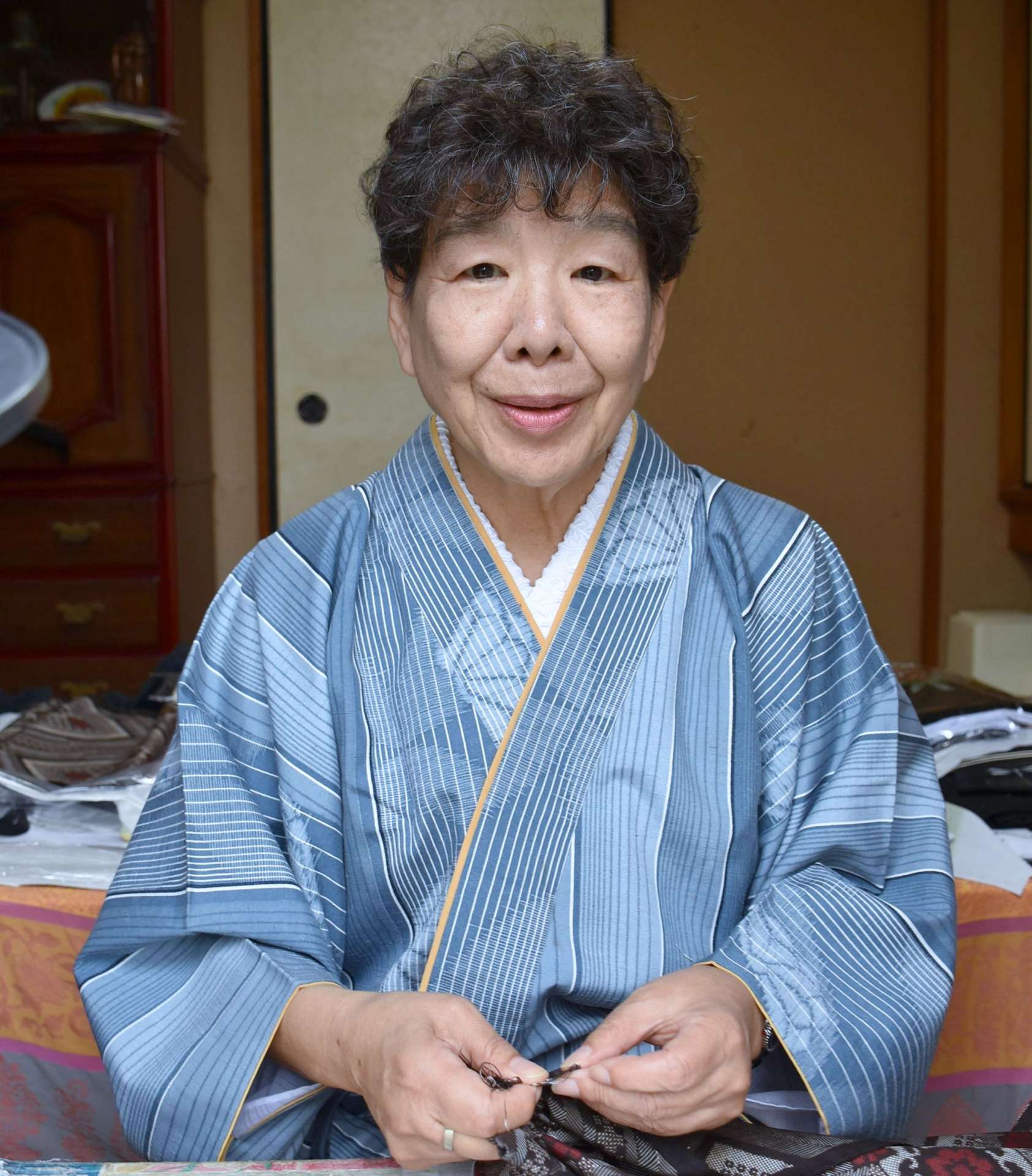 現代の名工に選ばれた姶良市の和服仕立て・修理職人の井前節子さん