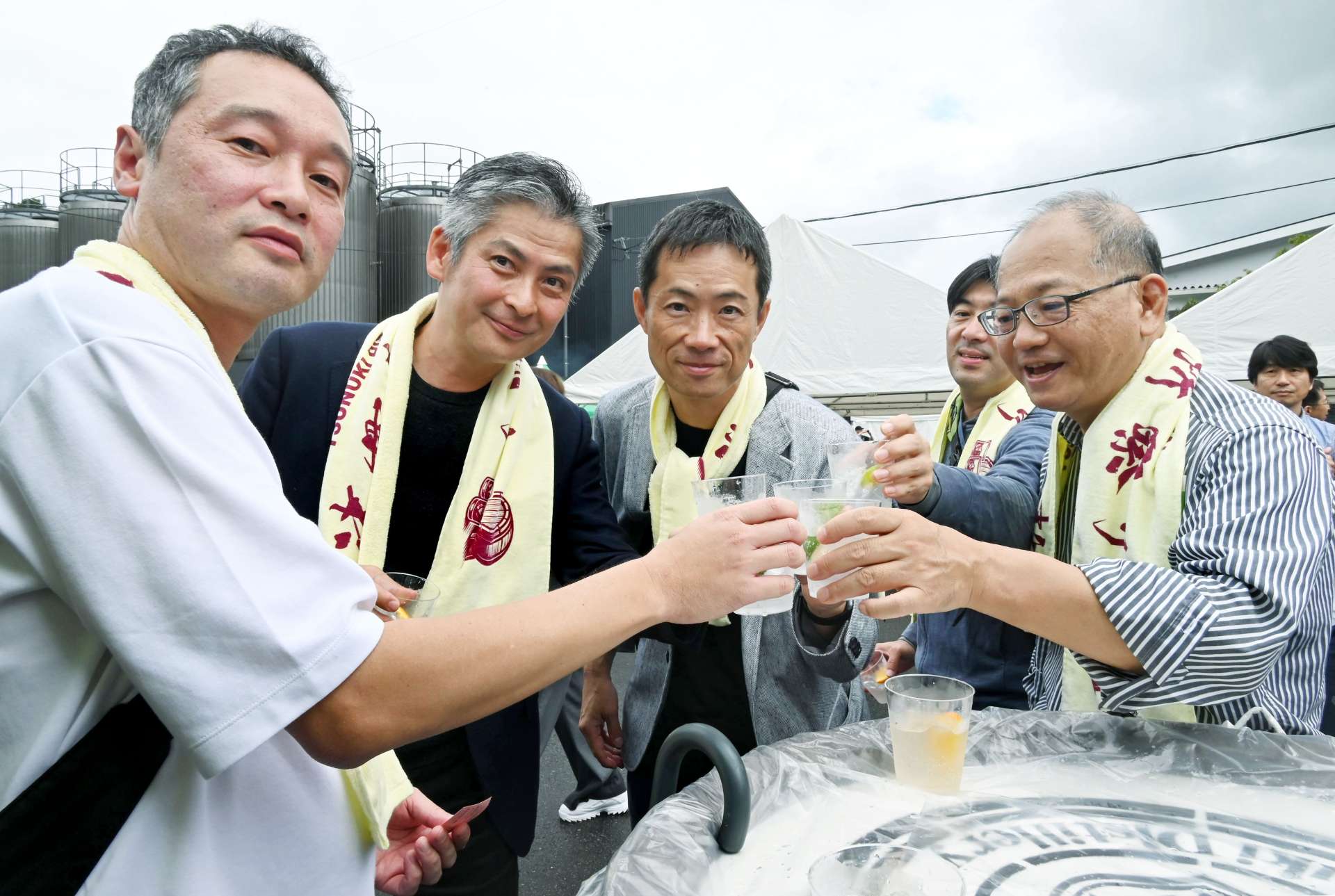 乾杯する来場者＝南さつま市加世田津貫
