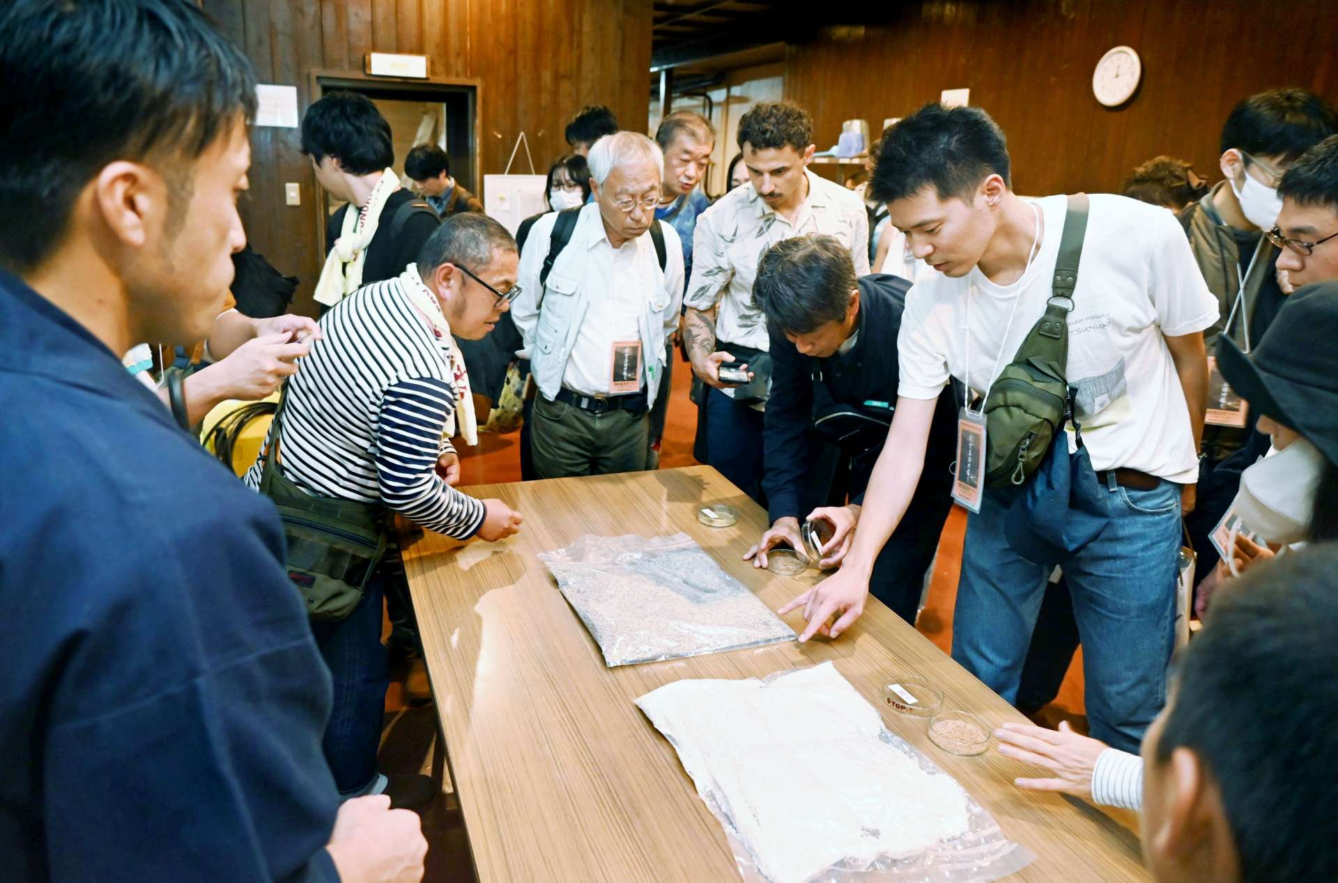 焼酎蔵見学ツアーでこうじに見入る参加者＝南さつま市加世田津貫