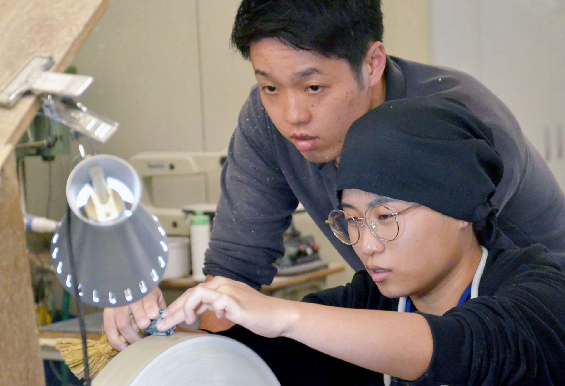 インターンシップで薩摩切子の制作に挑戦する参加者＝鹿児島市の島津興業薩摩ガラス工芸