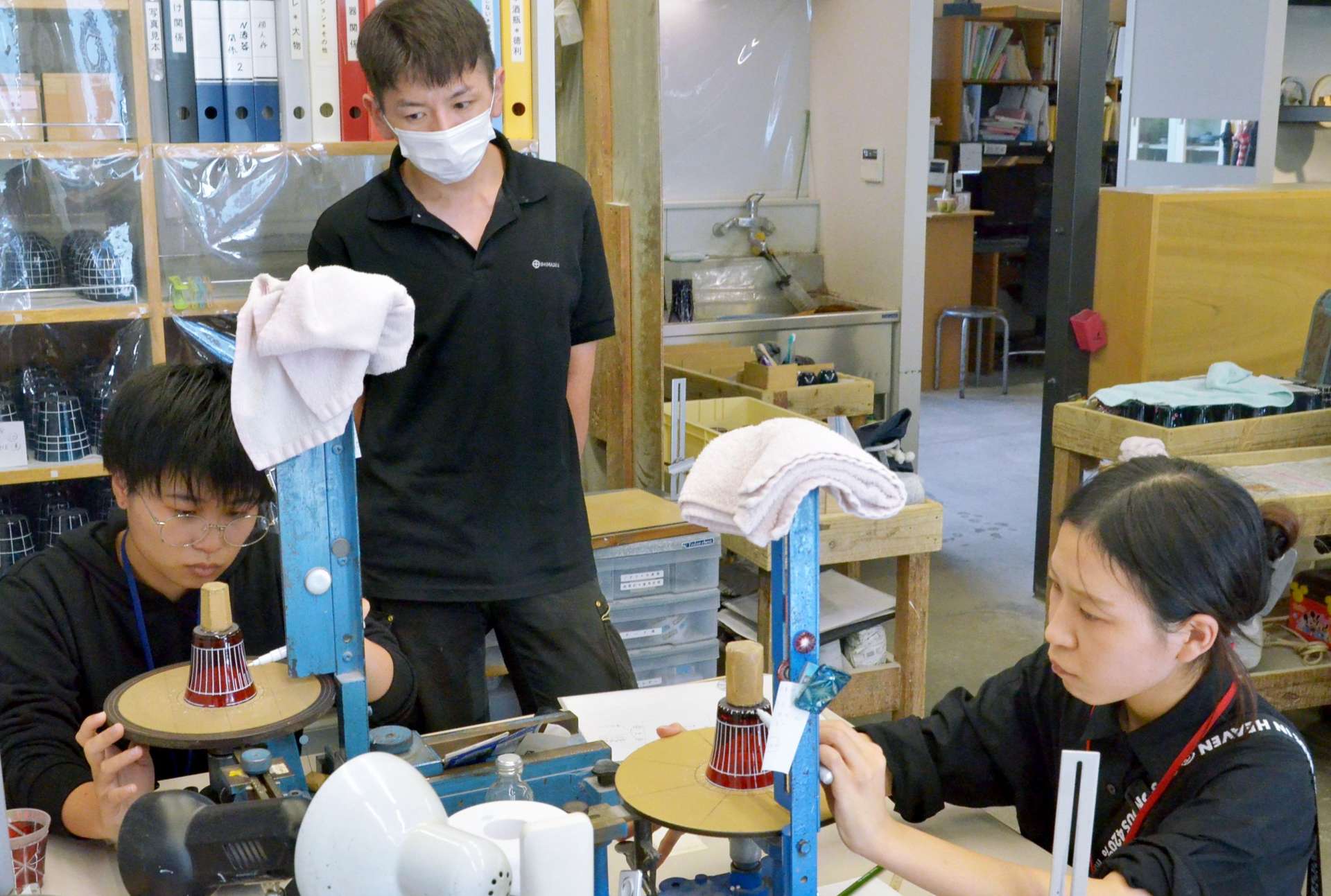 インターンシップで薩摩切子の制作に挑戦する参加者＝鹿児島市の島津興業薩摩ガラス工芸