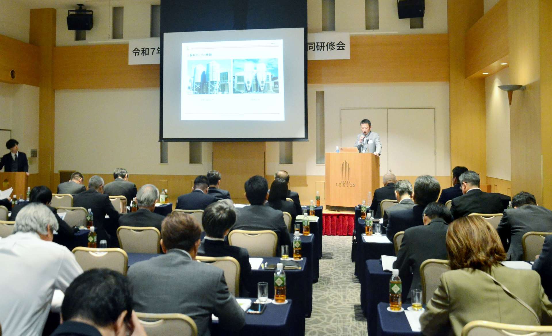 畜産飼料のトラック運送業務の改善策を学んだ研修会＝１１日、鹿児島市