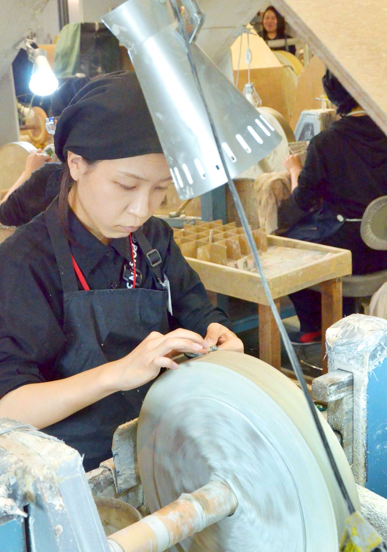 インターンシップで薩摩切子の制作に挑戦する参加者＝鹿児島市の島津興業薩摩ガラス工芸