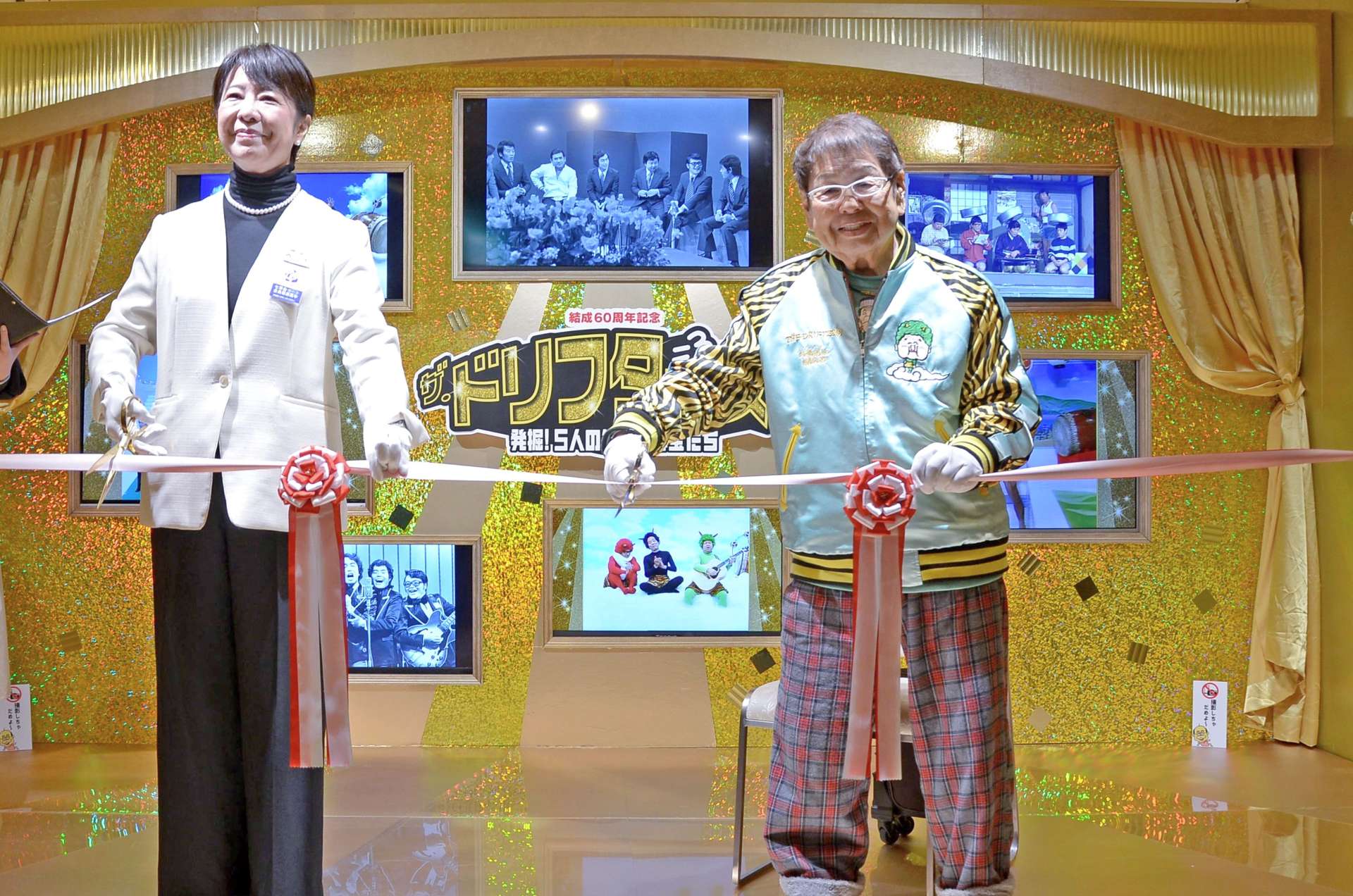 「ザ・ドリフターズ展」のセレモニーでテープカットする高木ブーさん（右）ら＝１２日、鹿児島市の山形屋