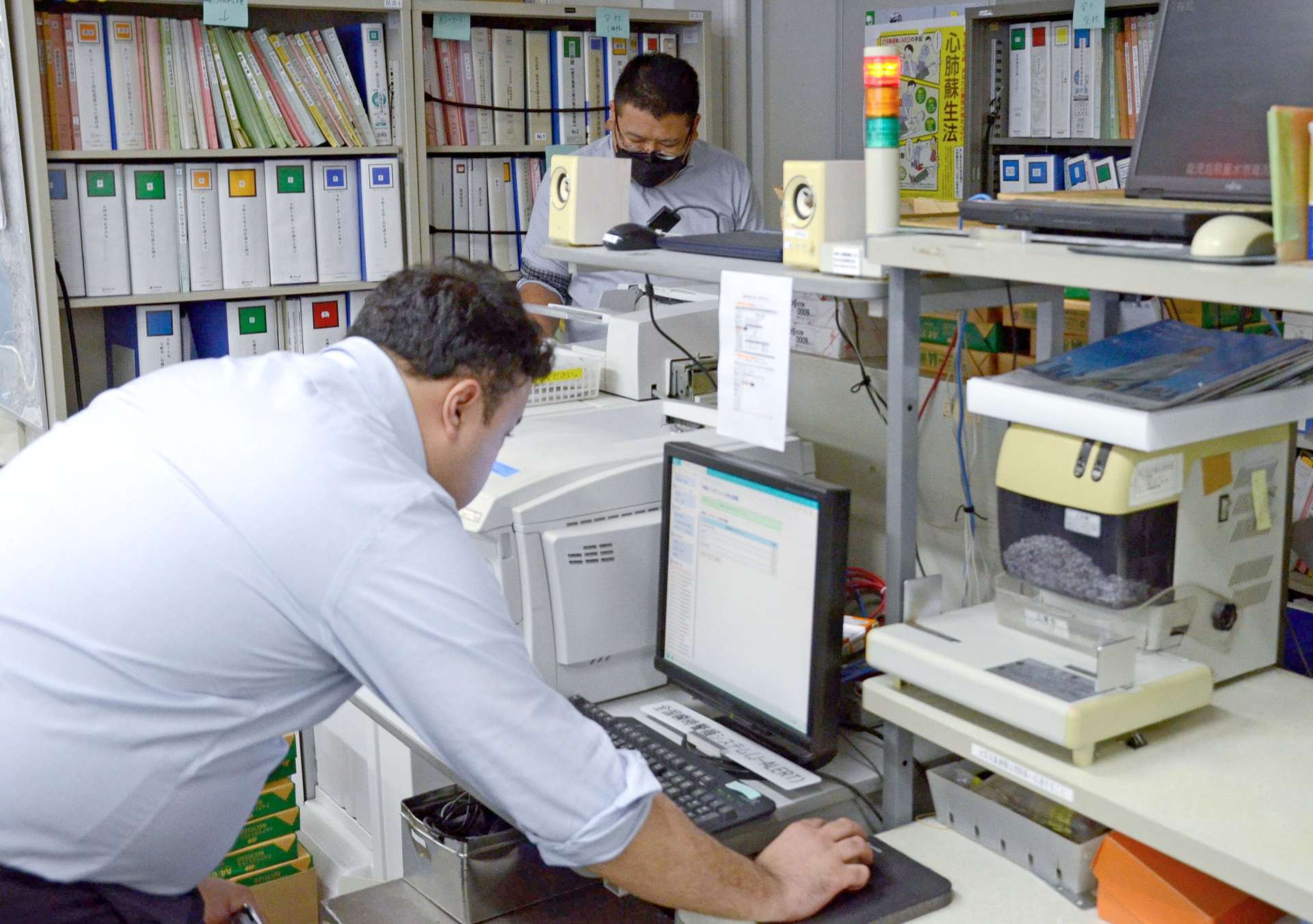 Ｊアラート受信を確認する鹿児島県職員＝１２日、県庁