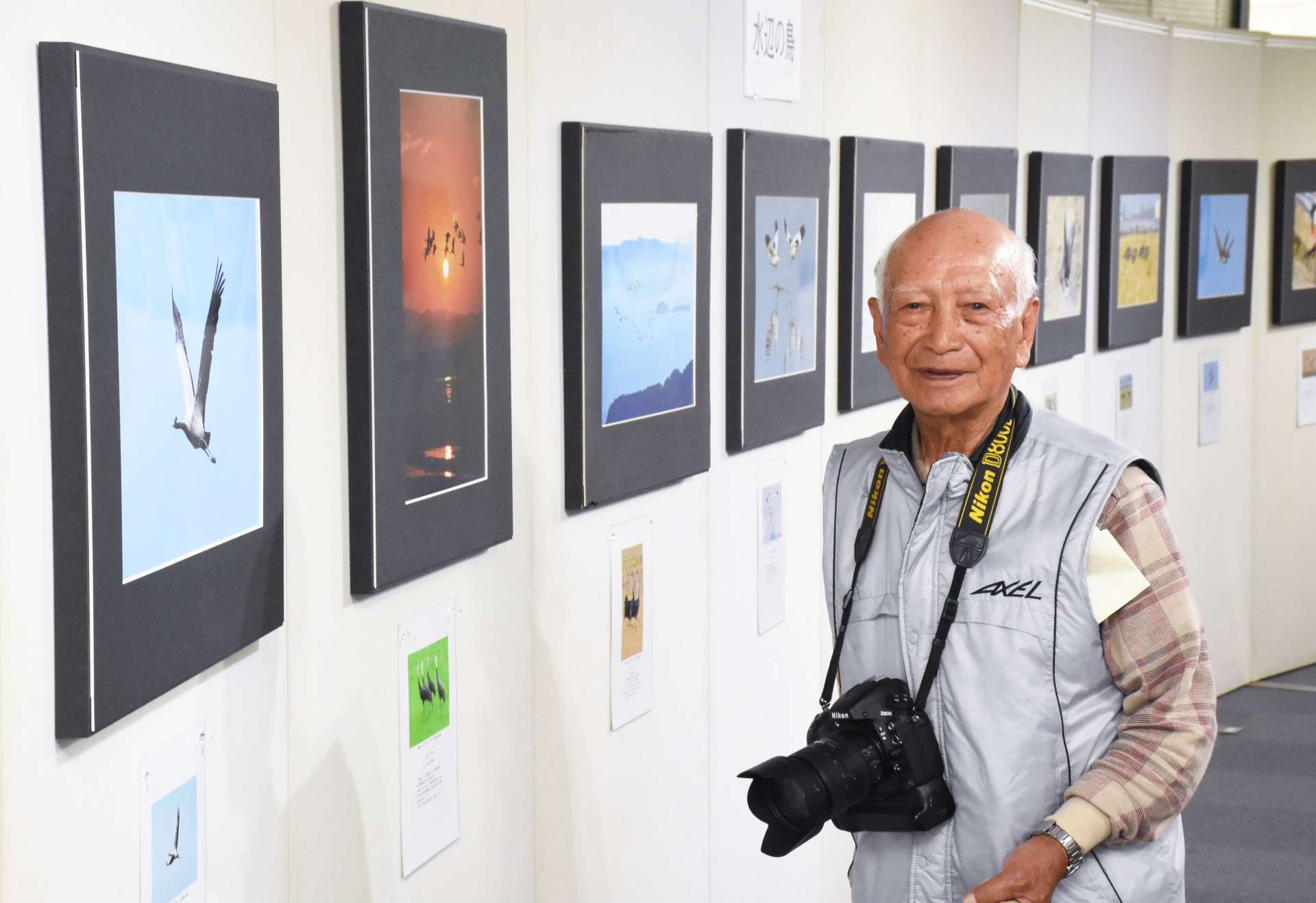 出水のツルと珍鳥を紹介する井手正弘さん＝出水市文化町