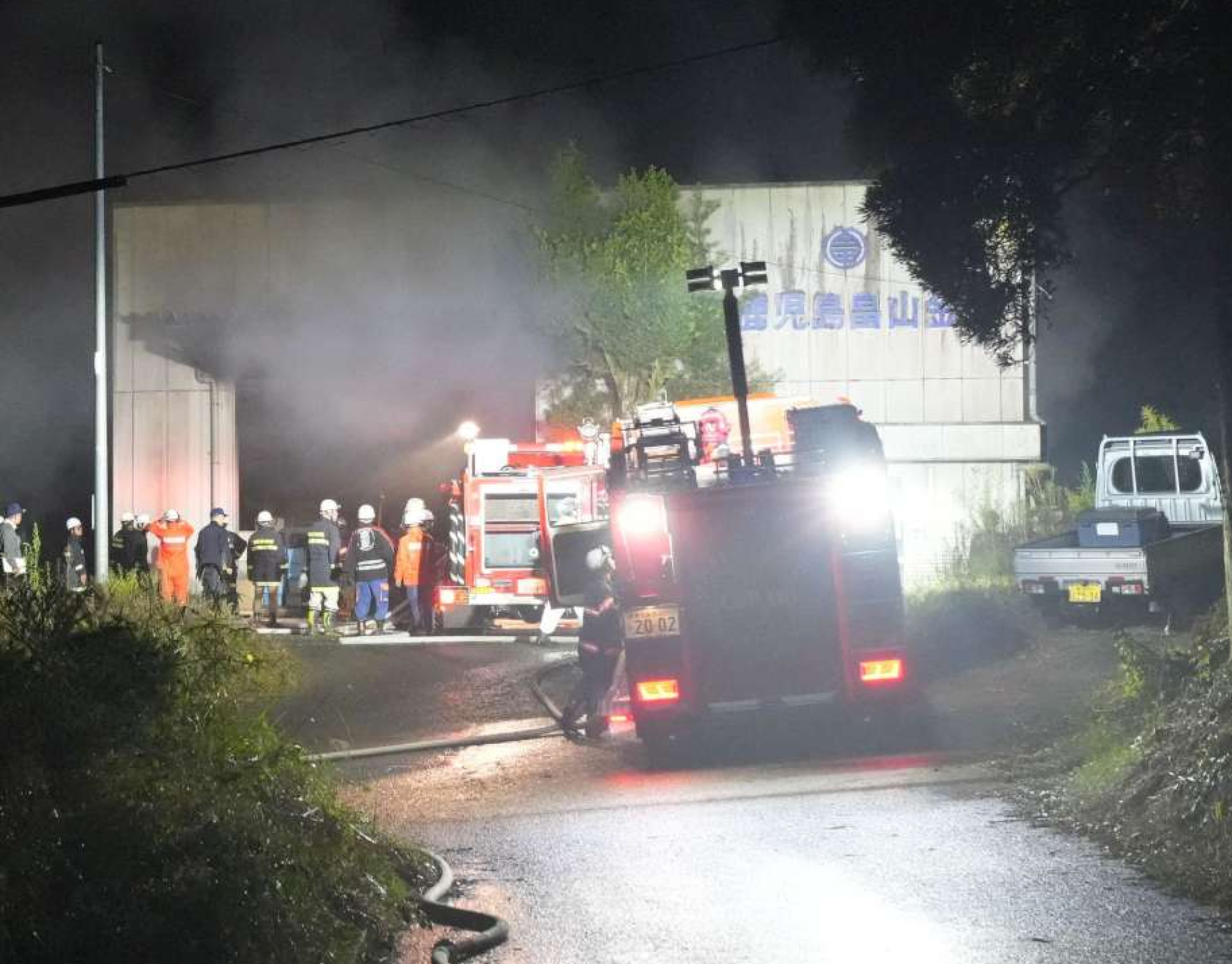 消火にあたる消防隊員ら＝１２日午後７時ごろ、鹿屋市吾平町上名