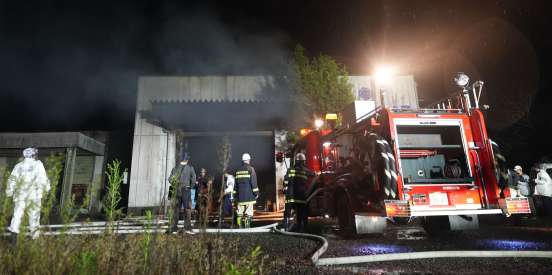 〈別カット〉消火にあたる消防隊員ら＝１２日午後７時すぎ、鹿屋市吾平町上名