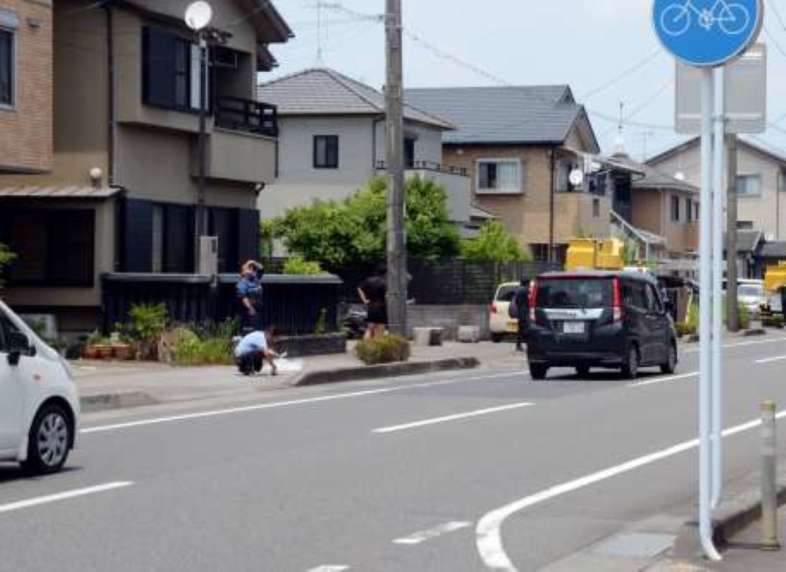 〈関連〉マイクロバスが衝突した電柱（中央）＝７月５日、鹿児島市谷山中央８丁目