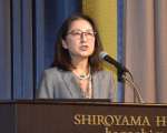 講演するジェンダー専門家の大崎麻子さん＝鹿児島市の城山ホテル鹿児島