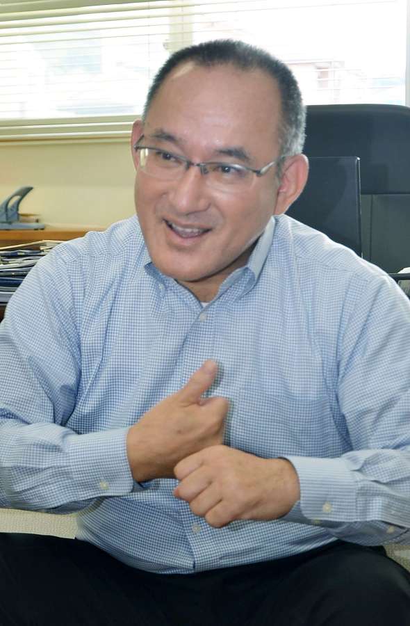 手話をしながら話す福永憲一校長＝鹿児島市の鹿児島聾学校