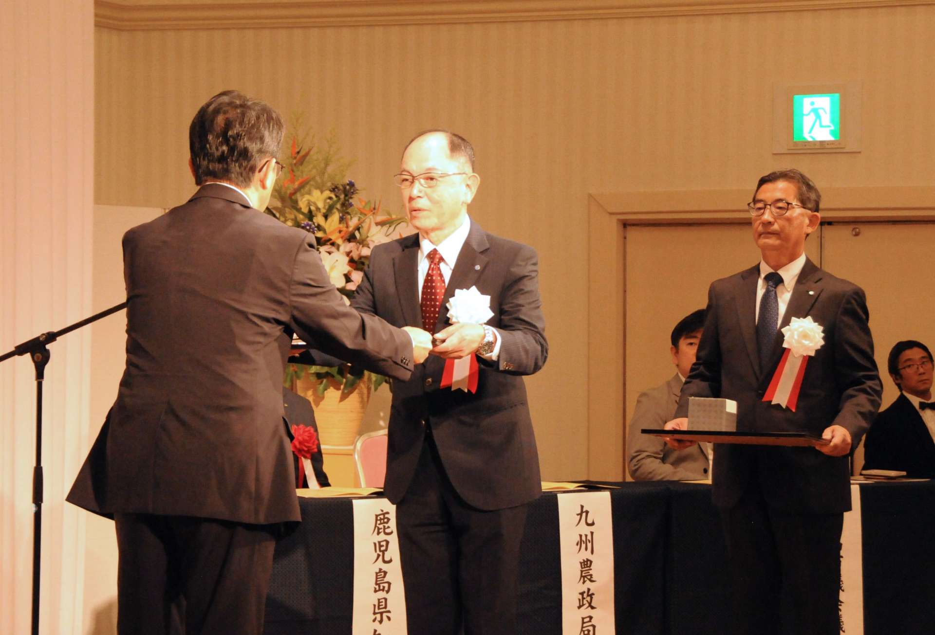 鹿児島市中央卸売市場開設９０周年で表彰を受ける関係者＝２９日、鹿児島市与次郎１丁目