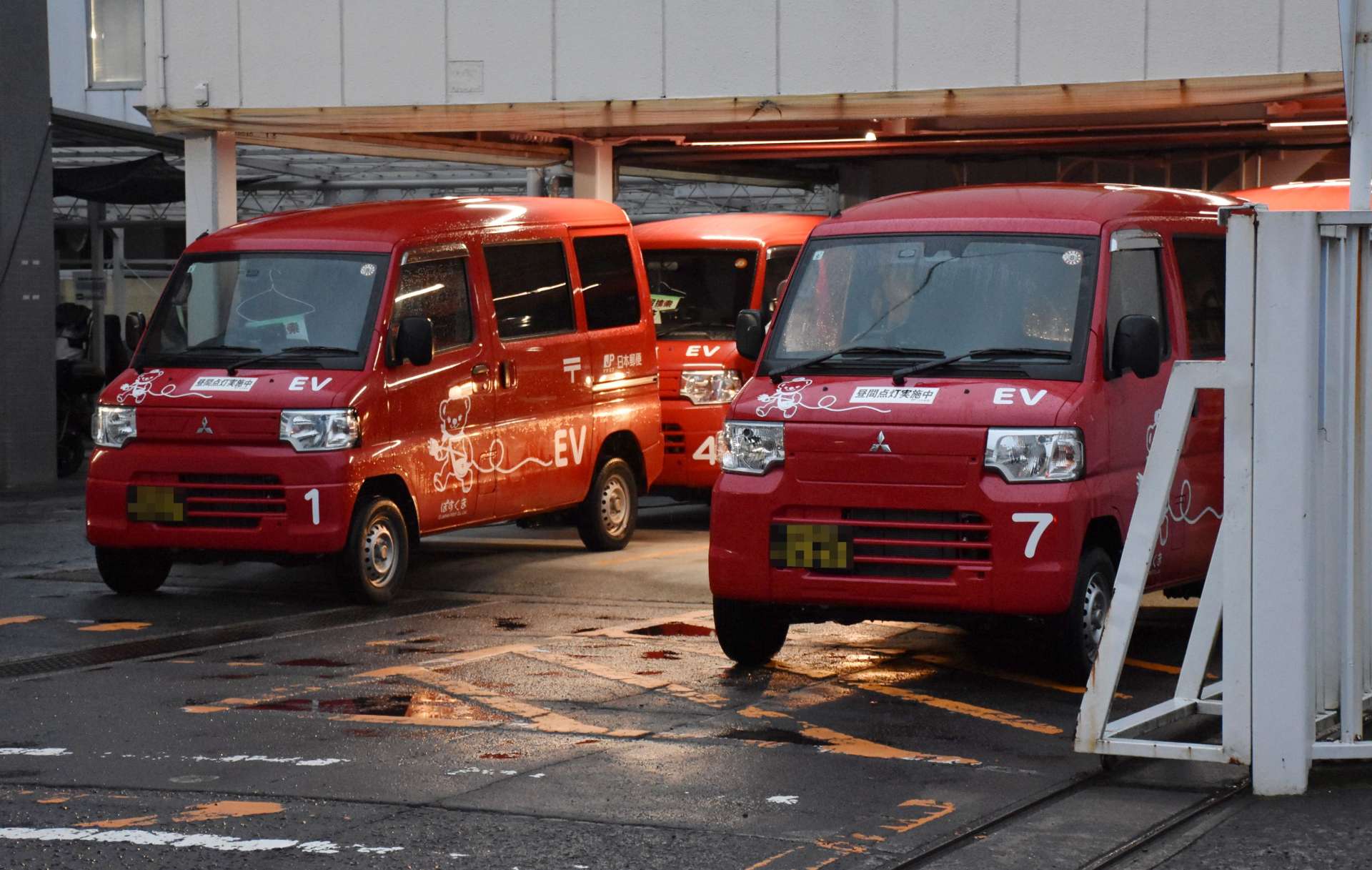 〈参考資料〉配達の主力となっている軽バン（画像は一部加工しています）