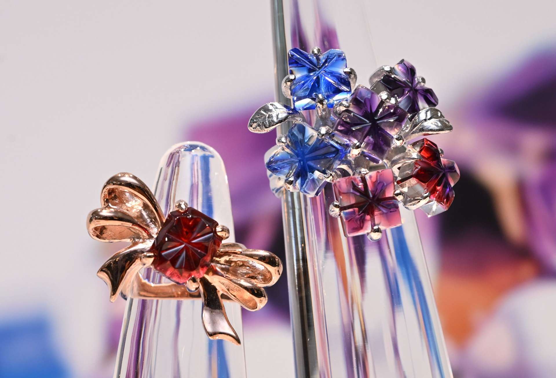 薩摩切子復元４０周年で制作されたアニバーサリーリング＝鹿児島市吉野町の磯工芸館