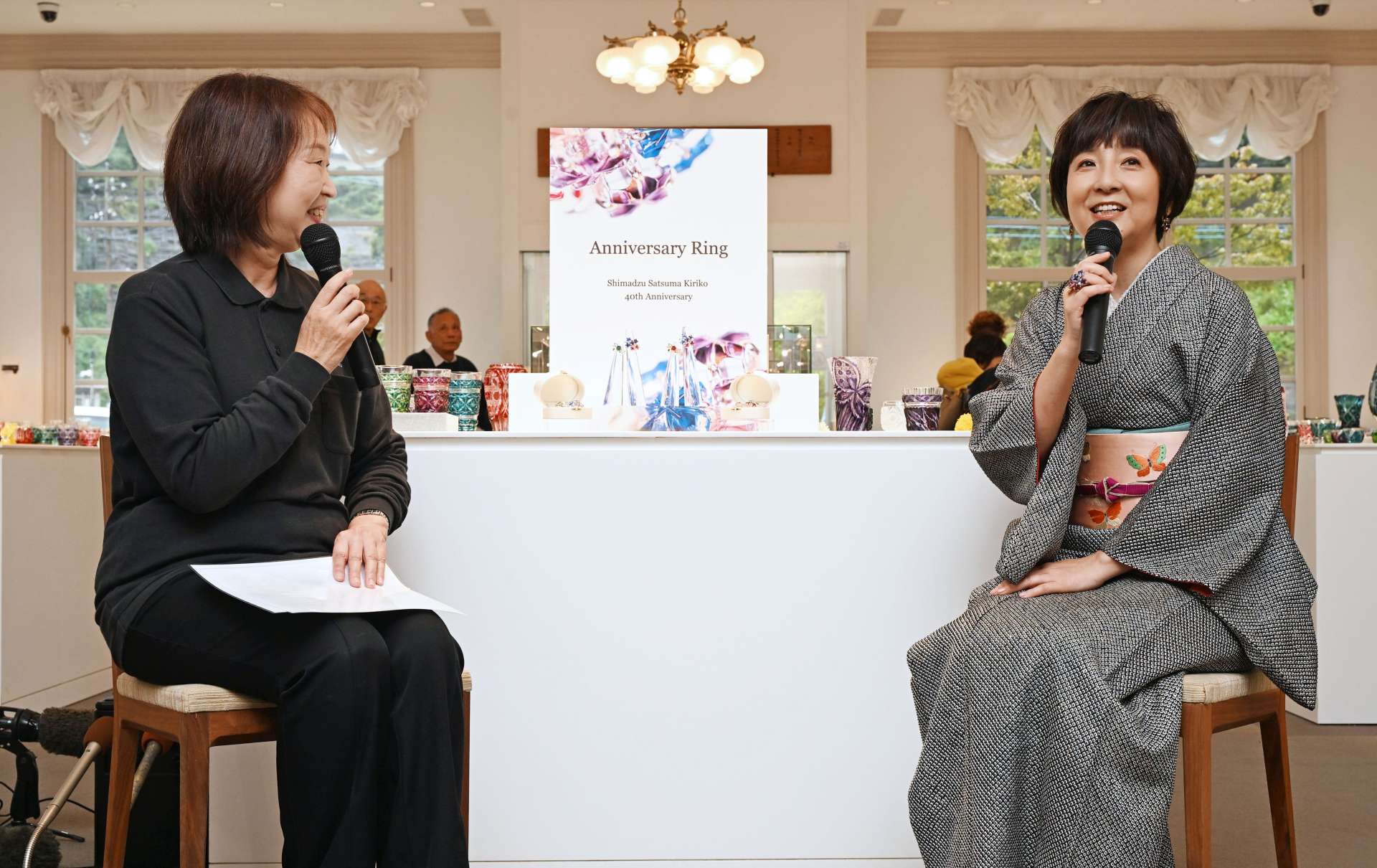 薩摩切子のアニバーサリーリング制作発表会に登壇した藤田朋子さん（右）＝鹿児島市吉野町の磯工芸館