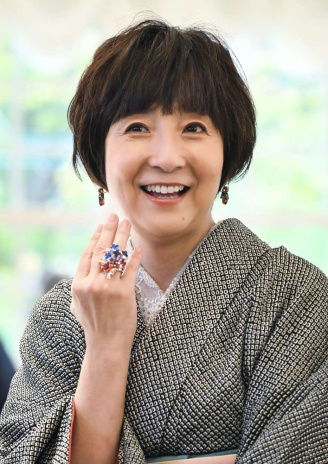 薩摩切子のリングを披露する藤田朋子さん＝鹿児島市吉野町の磯工芸館