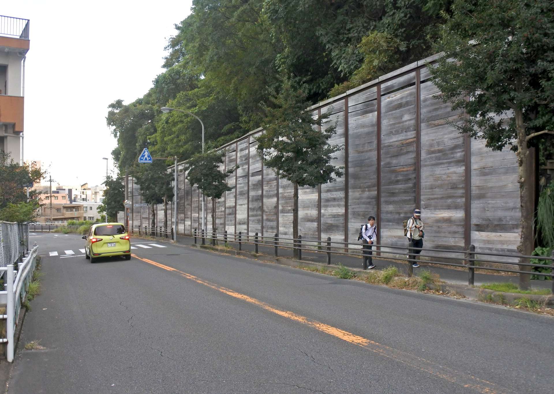 市道郡元紫原線に設置されている仮設の土砂防護柵＝鹿児島市南新町