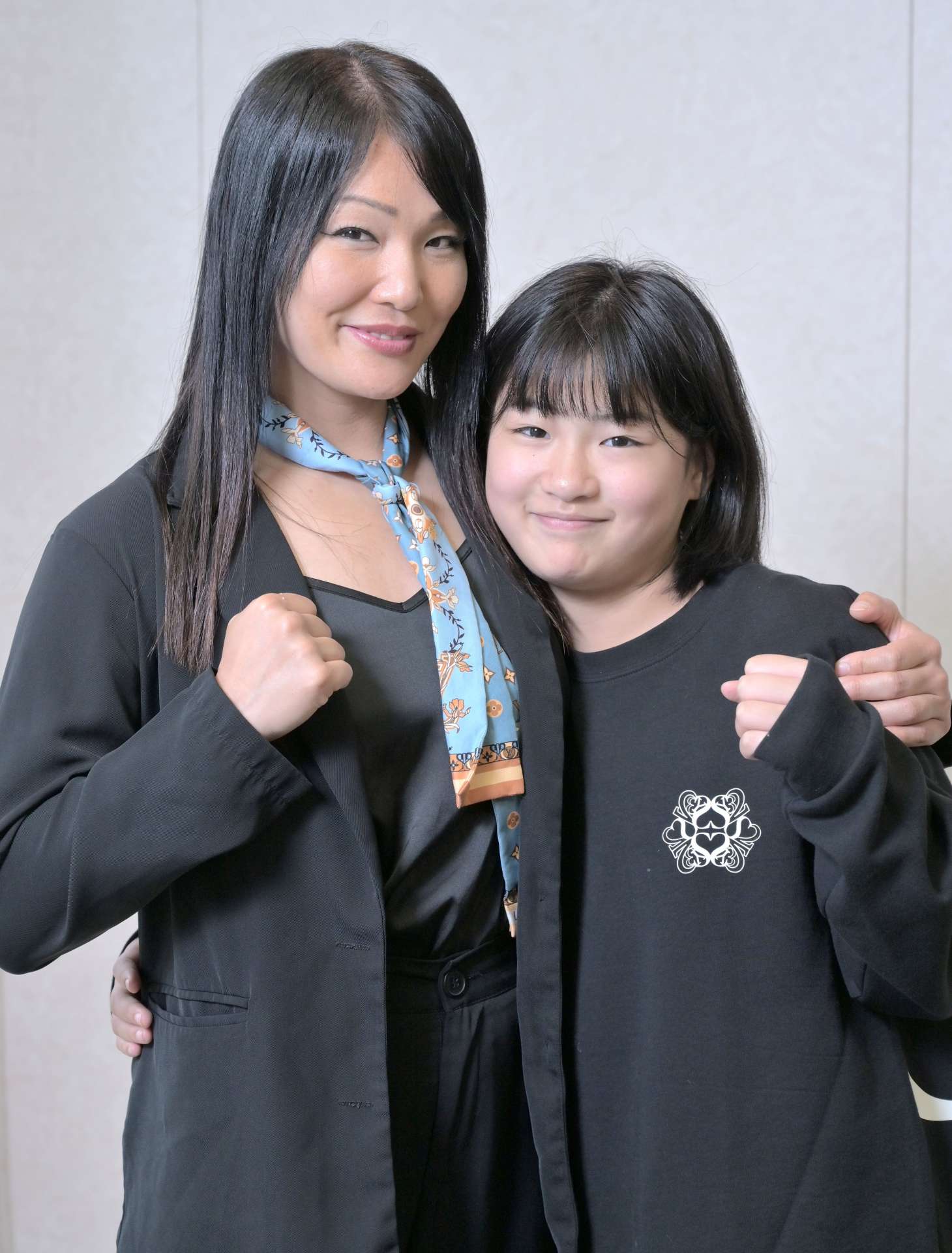 キックボクシングでさらなる高みを目指すボクサーの吉田実代と長女の実衣菜さん＝南日本新聞会館（田中公人撮影）