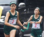 〈資料写真〉１１月１日、県高校駅伝大会の第３中継所、鹿児島・荒木が重森にたすきリレー＝指宿市