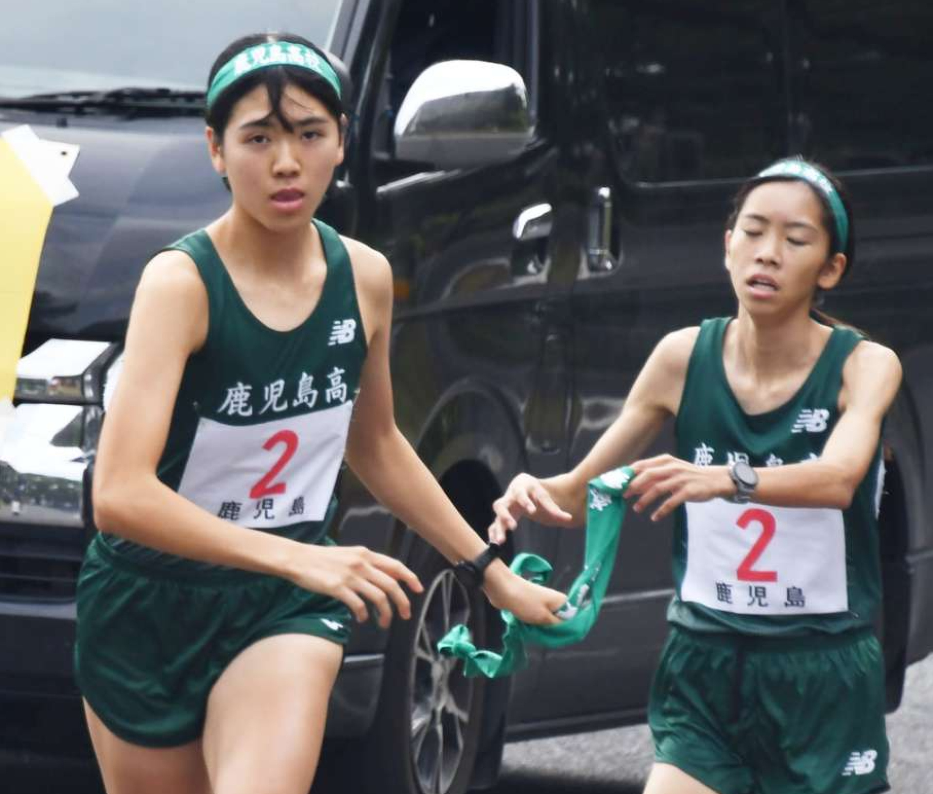 〈資料写真〉１１月１日、県高校駅伝大会の第３中継所、鹿児島・荒木が重森にたすきリレー＝指宿市