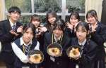ヒメアマエビを使った丼を考案した鹿児島商業高校地域プロデュース部の生徒＝１２日、鹿児島市の同校