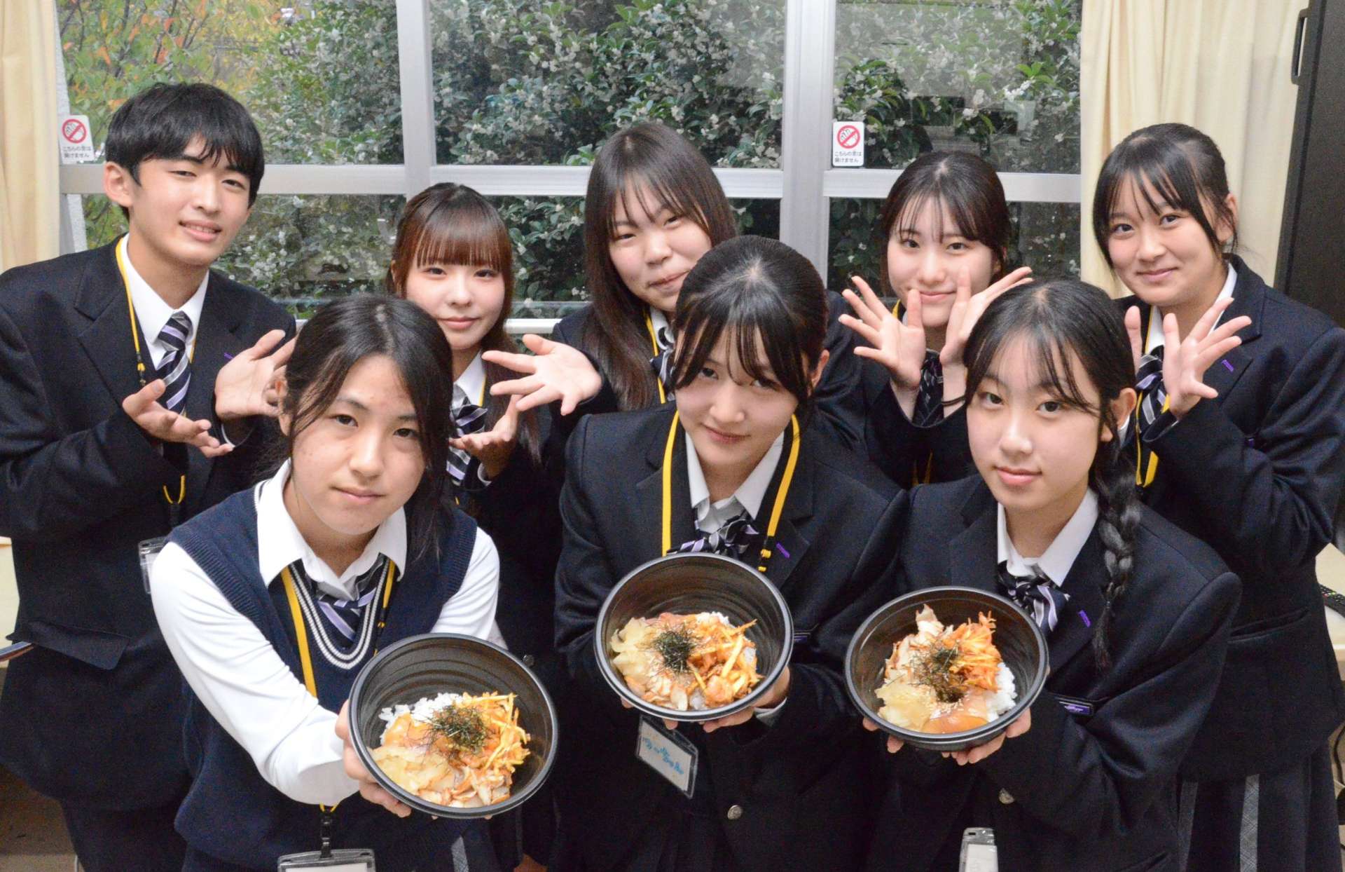 ヒメアマエビを使った丼を考案した鹿児島商業高校地域プロデュース部の生徒＝１２日、鹿児島市の同校