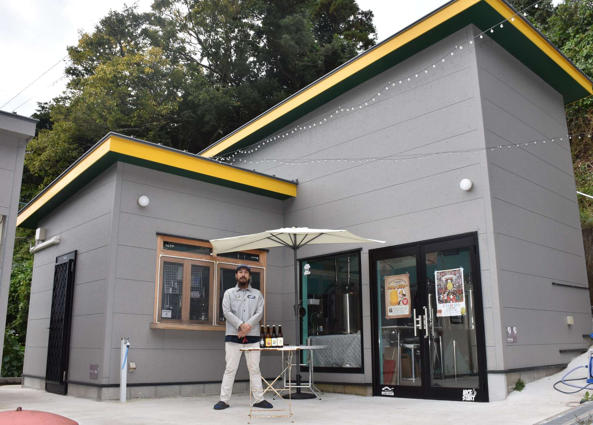 松田裕之さんの祖父母宅を改修した「こしきブリュワリー」＝薩摩川内市下甑町手打