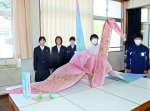 伊集院北中学校１年生が製作した巨大な折り鶴＝日置市の同校