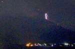 爆発に伴う火山雷が見られる桜島＝１６日午前０時５７分、鹿児島市与次郎１丁目（南日本新聞社監視カメラ）