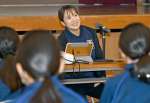 講演する上原美幸さん＝８日、南さつま市の大笠中学校