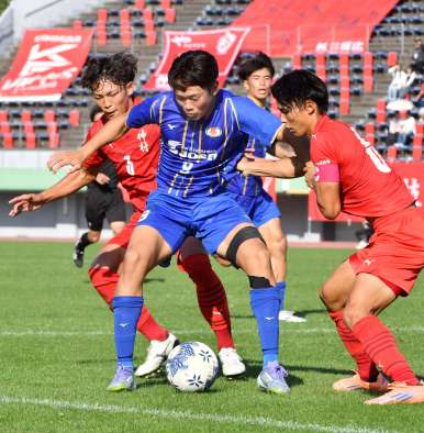 後半、ゴール前でボールをキープする鹿城西の大石＝白波スタジアム