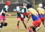ボールを追い全力でプレーするシニアラグビー選手ら＝伊佐市陸上競技場