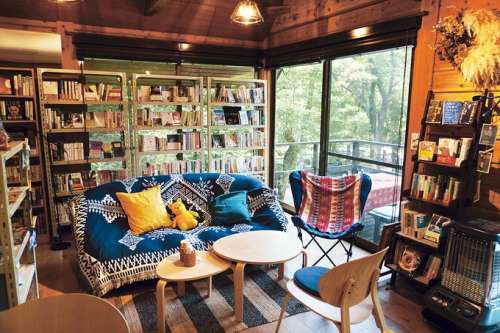 Book&Cafe 森や<small>（もりや）</small>