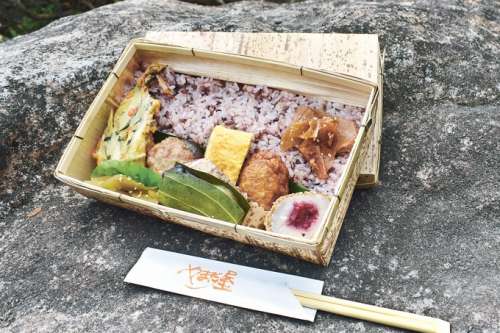 駅弁「花の待つ駅かれい川」<small>(森の弁当やまだ屋)</small>