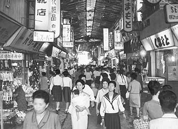 昭和39年の鹿児島市の納屋通り。通行量は多いが、通り全体が不統一で軽快な明るさを失っている、と当時の紙面で指摘している。