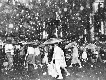 降灰禍に見舞われた昭和60年7月、鹿児島市天文館。桜島南岳が爆発、粒子の粗い灰が「ザーッ」と音をたてて日曜日の繁華街に降り注いだ。