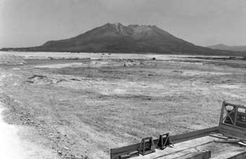 昭和44年、鹿児島市の与次郎ヶ浜。昭和47年開催の太陽国体のメーンスタジアムとして整備を待つ。火の島をバックにここで若人の祭典が繰り広げられた。